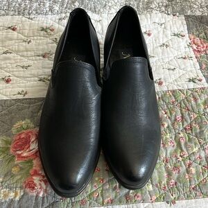 Like new natural reflections booties! Size 8